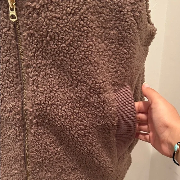 Varley Aspen Gilet Ash Taupe Sherpa Zip-Up Vest - Picture 3 of 8